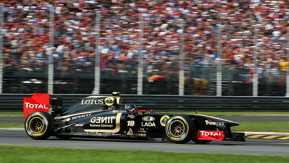 Da staunten auch die vielen Zuschauer in Monza nicht schlecht - Vitaly Petrov stellte den Lotus-Renault auf Startplatz sieben, Foto: Sutton
