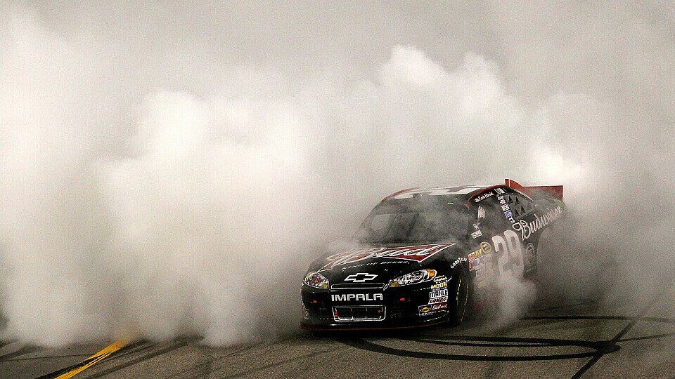 Kevin Harvick dreht Donuts nach dem Richmond-Sieg, Foto: NASCAR