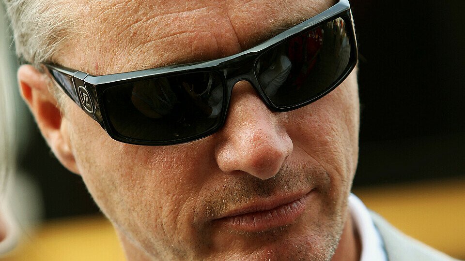Eddie Irvine sieht in Michael Schumacher einen Fahrer auf dem absteigenden Ast, Foto: Sutton