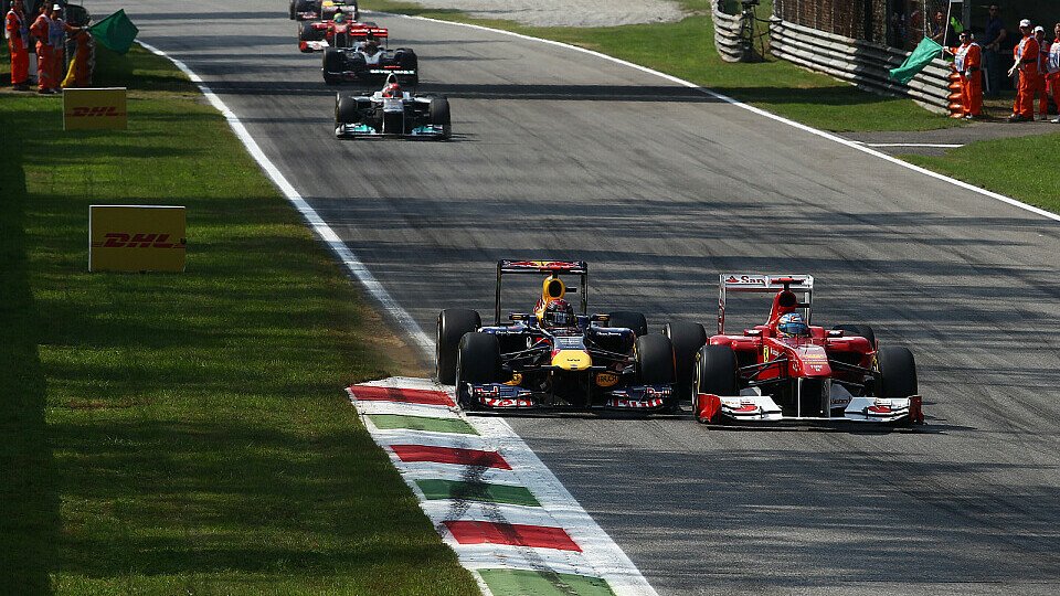 Es passte nichts mehr dazwischen: Sebastian Vettel gegen Fernando Alonso in Monza, Foto: Sutton