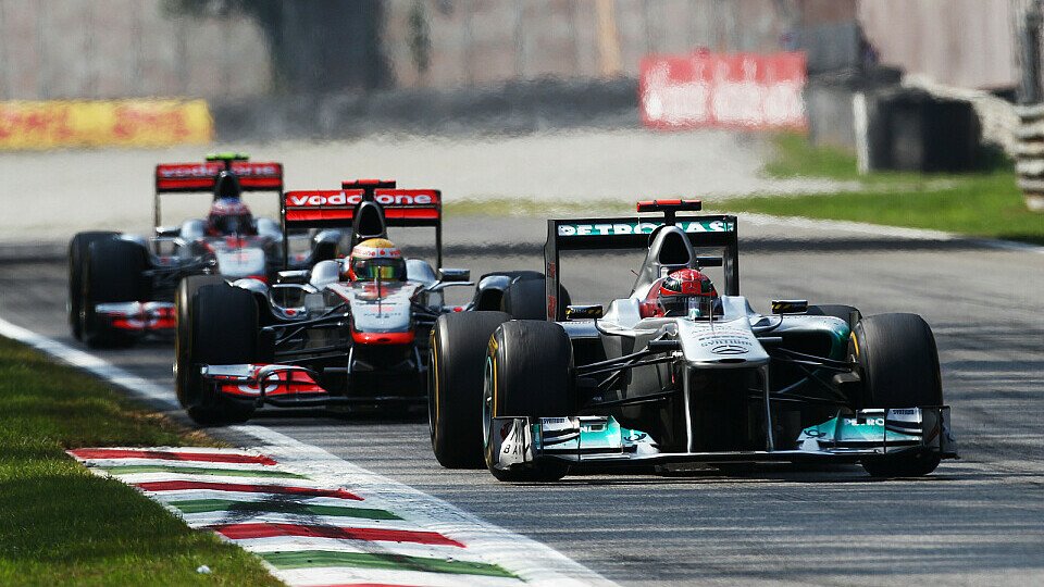 Der Vorfall der die Gemüter erhitzte: Michael Schumacher hielt Lewis Hamilton in Monza viele Runden lang auf und machte sich auf der Strecke extrem breit, Foto: Sutton