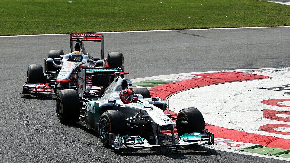 Michael Schumacher und Lewis Hamilton lieferten sich beim Monza-Grand-Prix einen packenden Zweikampf, Foto: Sutton