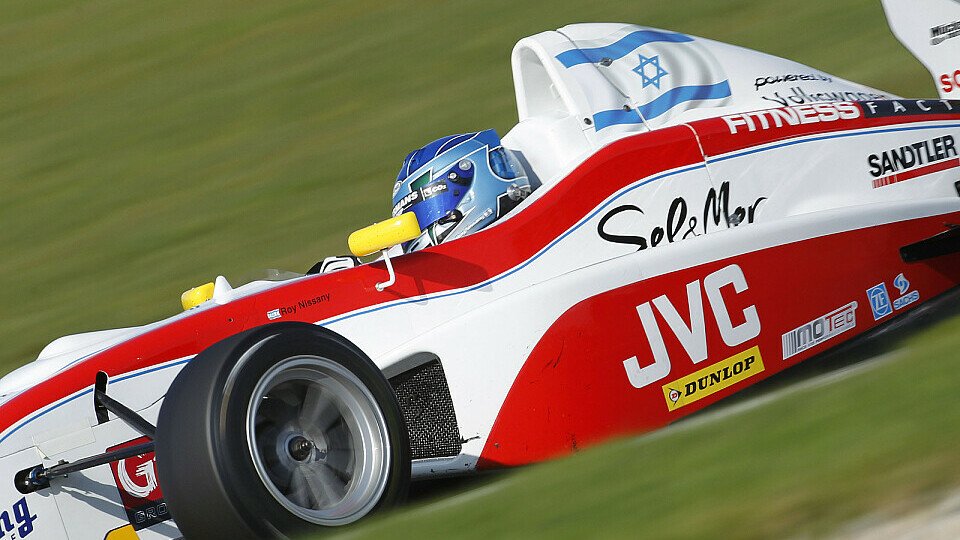 Florian Herzog steigt 2012 in einen der Mücke-Formelboliden, Foto: Formel Masters