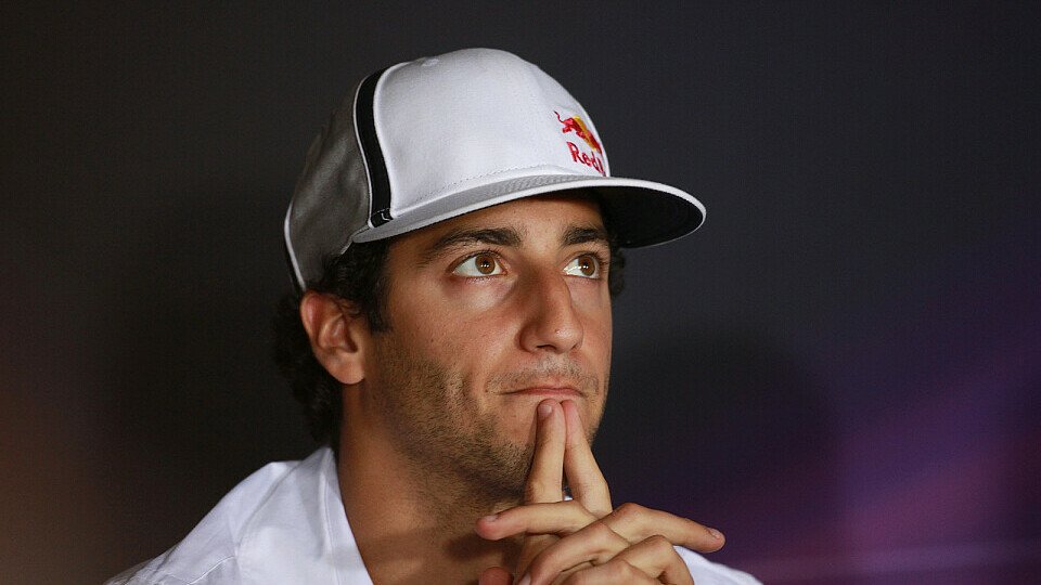 Daniel Ricciardo schaut von Tag zu Tag, Foto: Sutton Daniel Ricciardo schaut von Tag zu Tag, Foto: Sutton