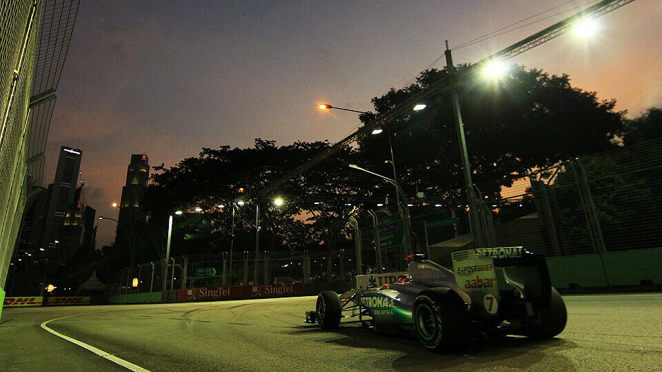 Michael Schumacher liefert spektakuläre Bilder aus Singapur, Foto: Sutton