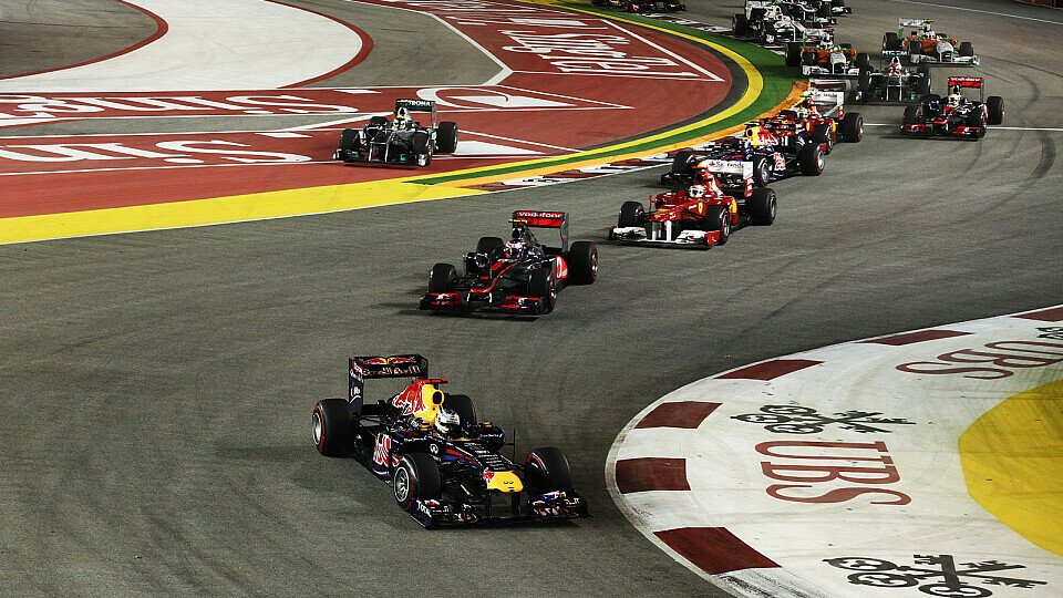Nach dem Start eilt Vettel dem Feld bereits davon - hinter ihm reihen sich Button, Alonso und Webber ein, Foto: Sutton