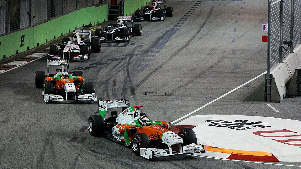 Adrian Sutil ließ Paul di Resta kurz vor der Safety-Car-Phase passieren, was ihn später viel Zeit kosten sollte, Foto: Sutton
