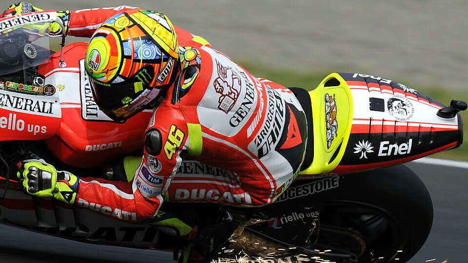 Valentino Rossi hat auf der Ducati seine Mühe und Not, Foto: Milagro