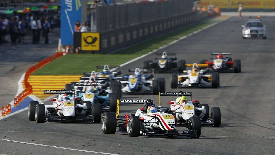 Roberto Merhi lässt das Feld hinter sich, Foto: Formula 3 Euro Series