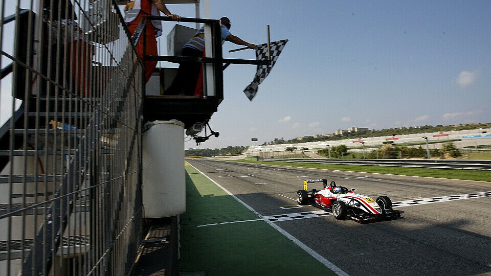 Bereits zehn Mal kreuzte Roberto Merhi in der laufenden Saison als Sieger die Ziellinie, Foto: Formula 3 Euro Series
