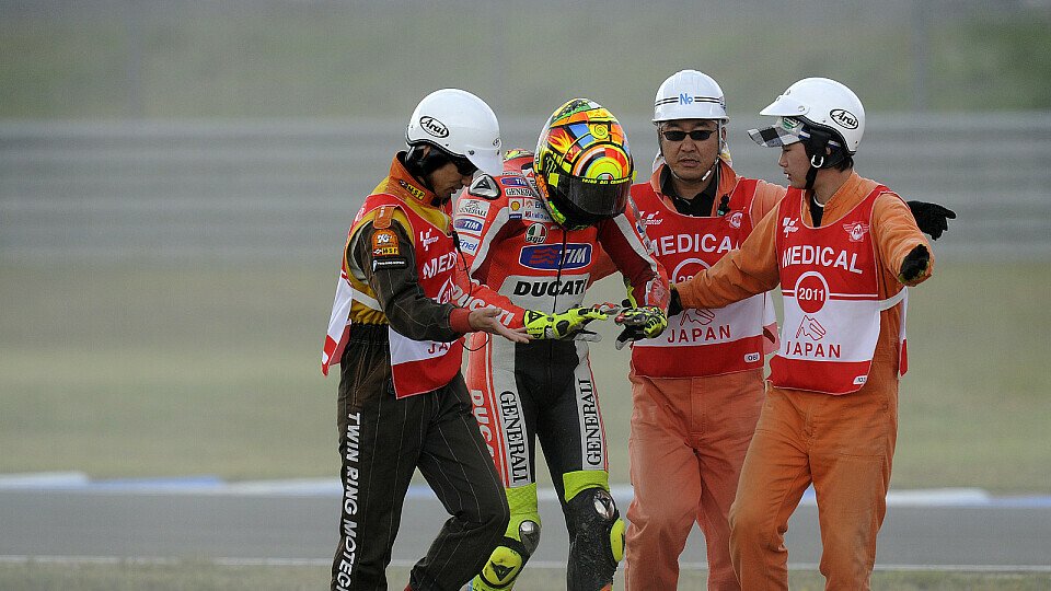 Valentino Rossi hat sich beim Sturz doch verletzt, Foto: Milagro