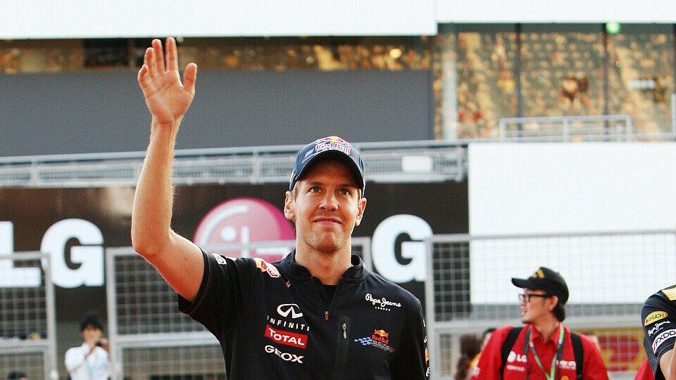 Sebastian Vettel nimmt die Begeisterung der Fans mit Freude wahr, Foto: Sutton