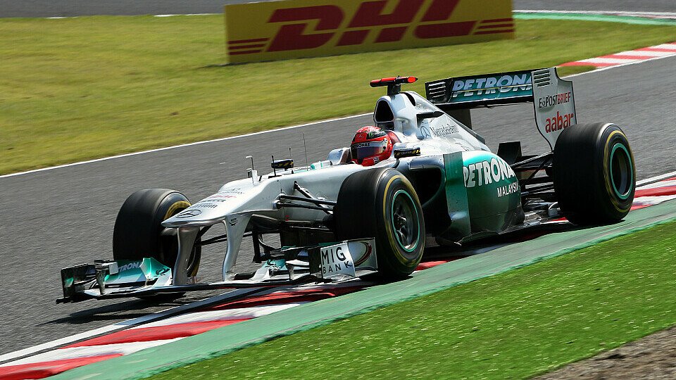 Michael Schumacher freute sich für Sebastian Vettel, Foto: Sutton