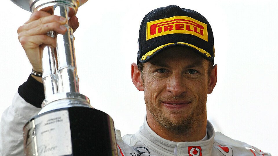 Silberpokale im Visier: Jenson Button will 2012 möglichst viele Trophäen sammeln, Foto: Pirelli