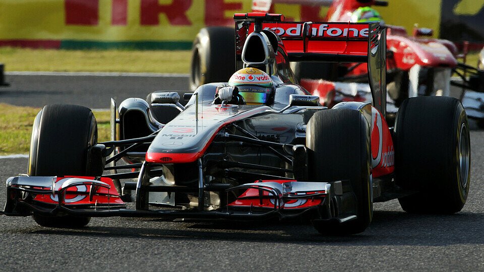 Lewis Hamilton und Felipe Massa können anscheinend nicht voneinander lassen, Foto: Pirelli