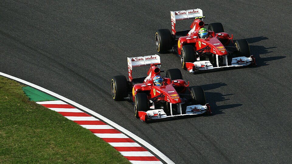 Fernando Alonso bricht eine Lsanze für Felipe Massa, Foto: Sutton