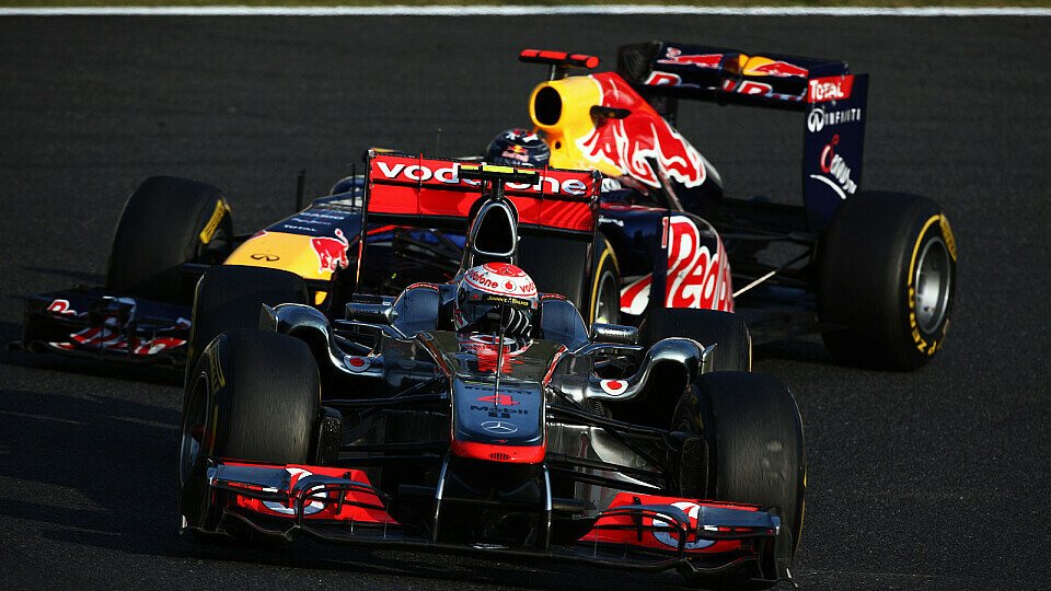 Bild mit Seltenheitswert: McLaren vor Sebastian Vettel, Foto: Sutton