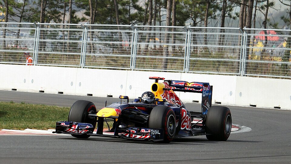 Sebastian Vettel erwartet einen schwierigen Start von der schmutzigen Seite, Foto: Sutton Sebastian Vettel erwartet einen schwierigen Start von der schmutzigen Seite, Foto: Sutton