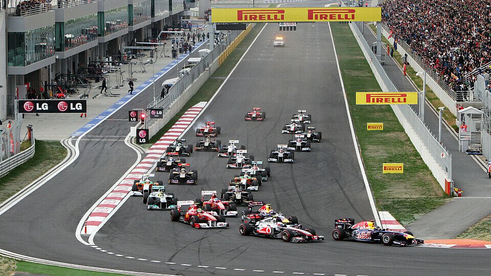 In der ersten Kurve des Korea GP führte Lewis Hamilton noch..., Foto: Sutton