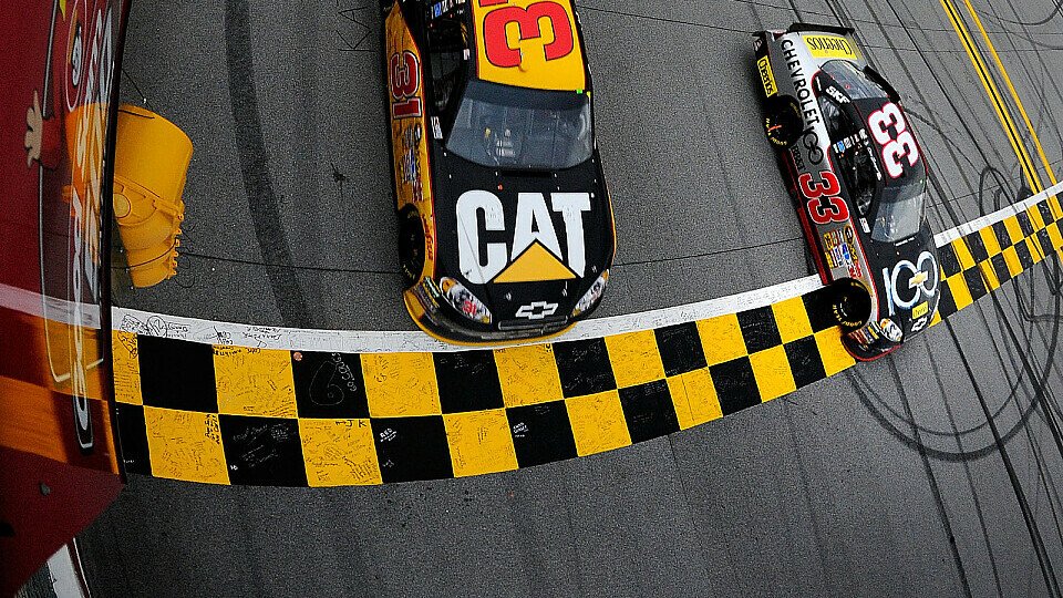 Hauchdünner Sieg von Clint Bowyer vor Jeff Burton, Foto: NASCAR