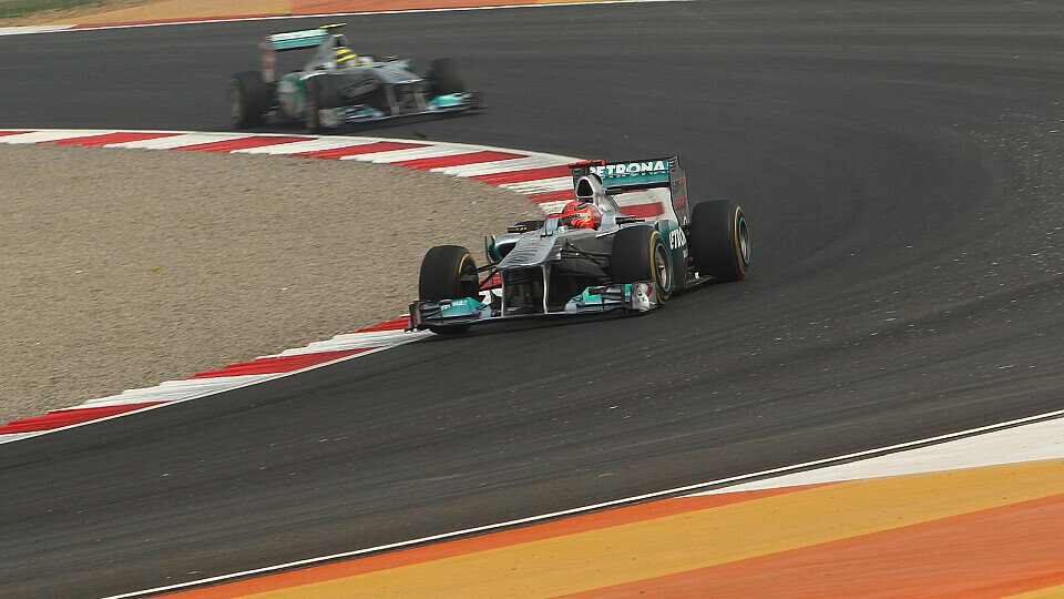 Nach seinem zweiten Stopp musste Nico Rosberg Michael Schumacher P5 überlassen, Foto: Mercedes GP