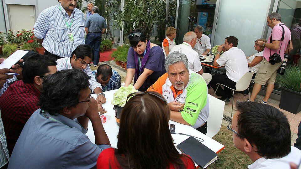 Die Medienpräsenz hat Vijay Mallya mit dem Eiertanz um die Fahrerentscheidung sicher - noch ziert sich der Force-India-Chef aber in Sachen Bekanntgabe, Foto: Sutton