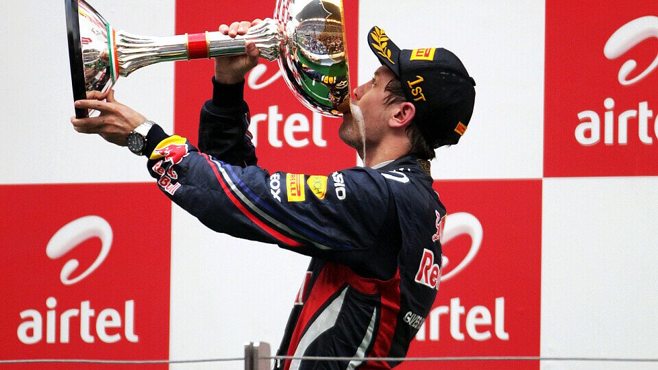 Ein großer Schluck auf das Triple in Indien: Sebastian Vettel, Foto: Sutton