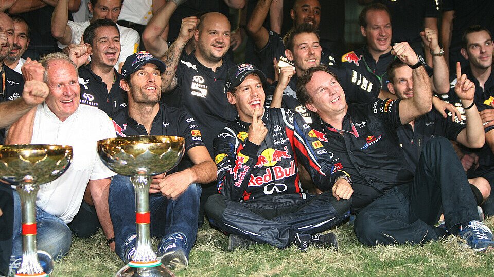 Red Bull konnte wieder feiern, auch wenn Fernando Alonso Mark Webber hinter sich hielt, Foto: Sutton