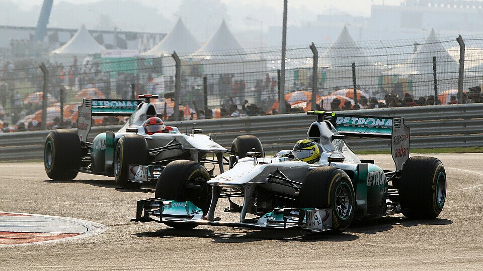 Michael Schumacher und Nico Rosberg kämpfen auf der Strecke hart - aber fair, Foto: Sutton