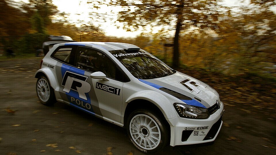 Rallye-Legende Carlos Sainz ließ es bereits bei den ersten Tests mit dem neuen Auto ordentlich krachen, Foto: VW Motorsport