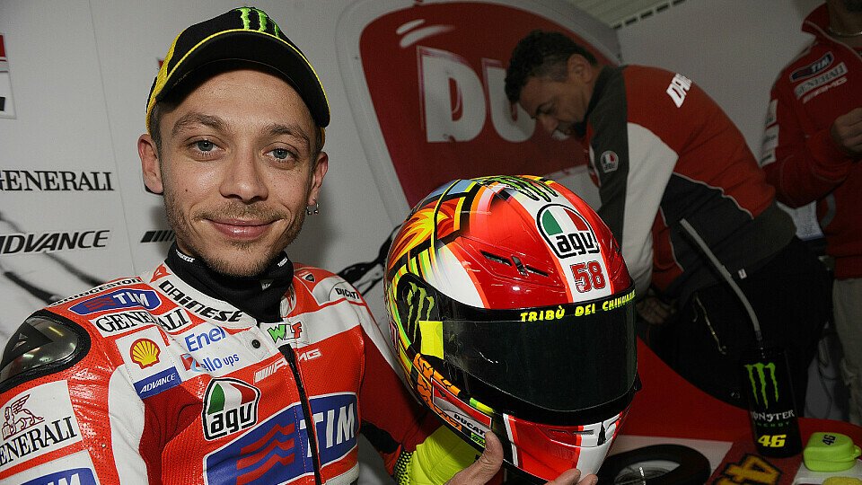 Valentino Rossi mit seinem Helm im Spezialdesign, Foto: Ducati