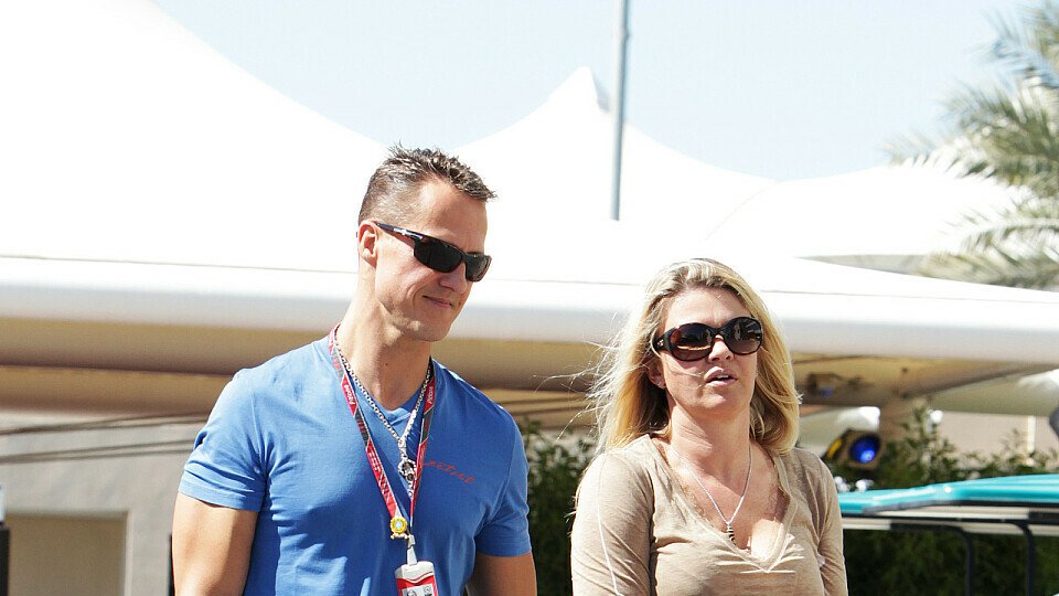 Michael Schumacher fühlt sich wohl, wenn Corinna fährt, Foto: Sutton