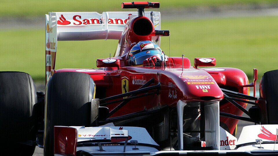 Fernando Alonso freute sich über seinen zweiten Platz, Foto: Sutton