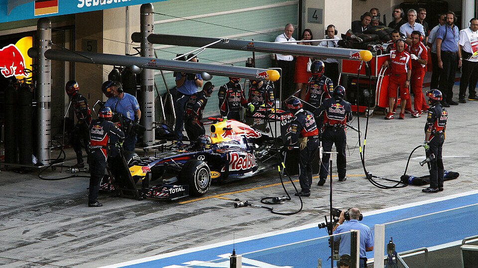Vettel grübelt über Reifenschaden, Foto: Sutton