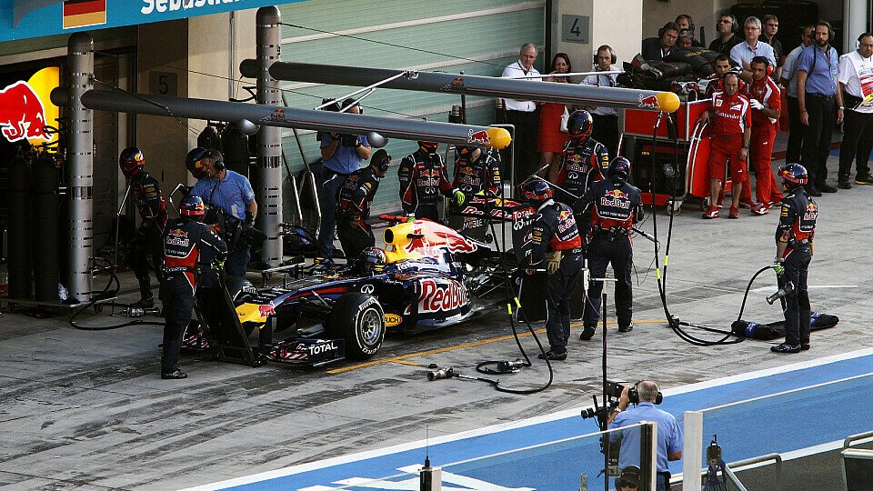 Vettel grübelt über Reifenschaden, Foto: Sutton