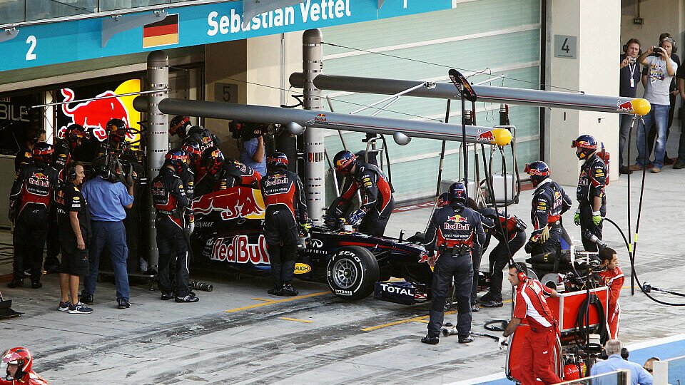 Sebastian Vettel und Red Bull wussten nicht, warum der Reifen kaputtgegangen war, Foto: Sutton