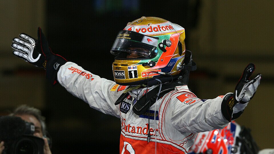 Zuletzt stand Lewis Hamilton in Abu Dhabi 2011 ganz oben auf dem Siegerpodest - dieses Jahr soll das bei jedem Rennen so sein, Foto: Sutton