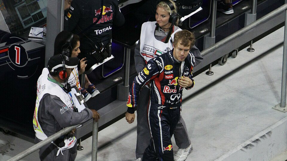Vettel nach seinem Aus in Abu Dhabi am Kommandostand von Red Bull, Foto: Sutton
