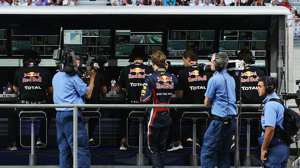 Sebastian Vettel ging lieber an den Kommandostand als in seinen Ruhebereich, Foto: Red Bull