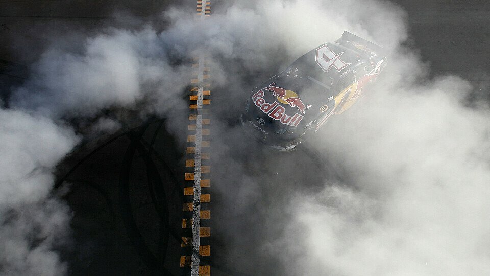Kasey Kahne dreht seine Sieger-Donuts, Foto: NASCAR