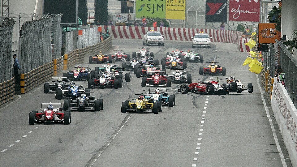Alle Jahre wieder viel Edelschrott: In Macau krachte es auch 2011 wieder von Beginn an, Foto: F3 Euro Series