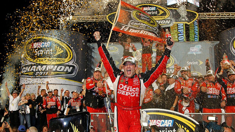 Tony Stewart feiert seinen dritten NASCAR Sprint-Cup-Titel, Foto: NASCAR