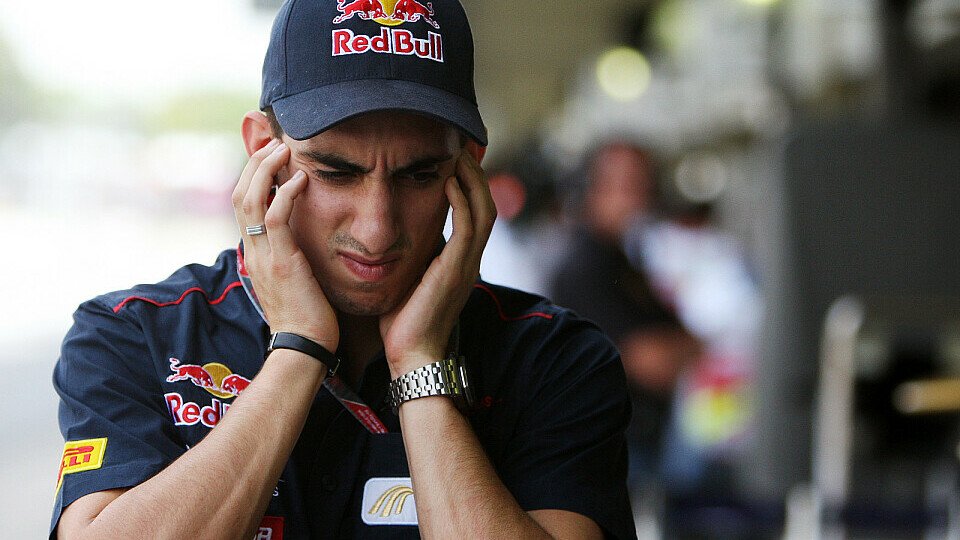 Vielleicht hätte Sebastien Buemi die Neuigkeiten lieber gar nicht hören wollen - der Schweizer erfuhr am Handy von seiner Ausbootung bei Toro Rosso, Foto: Sutton