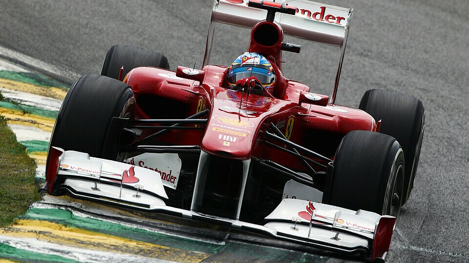 Fernando Alonso musste über seinen erneuten fünften Platz im Qualifying lachen, Foto: Sutton