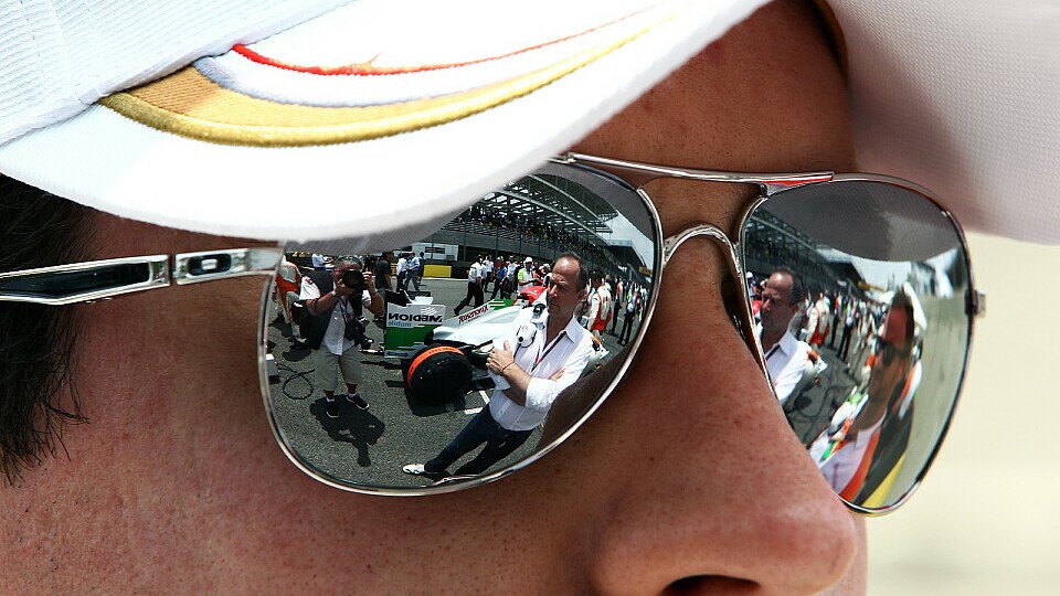 Adrian Sutil lässt sich nicht auf die Gedanken hinter seine Sonnenbrille blicken, Foto: Sutton
