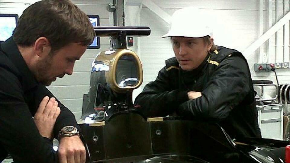 Die erste Sitzprobe hat Räikkönen bereits hinter sich gebracht, Foto: Lotus/Twitter