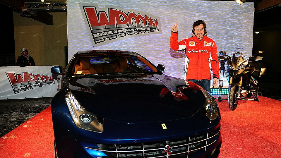 Die Ferrari-Piloten hatten Spaß beim Slalom der anderen Art, Foto: Ferrari