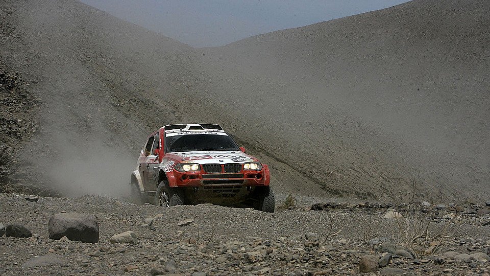 Ellen Lohr verfolgt die Rallye Dakar erstmals aus dem Pressefahrzeug, Foto: Willy Weyens