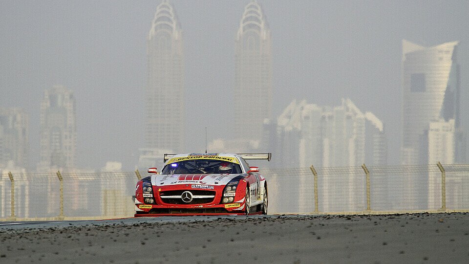 Der Black-Falcon-SLS 2012 vor der Stadtfront Dubais, Foto: Mercedes-Benz