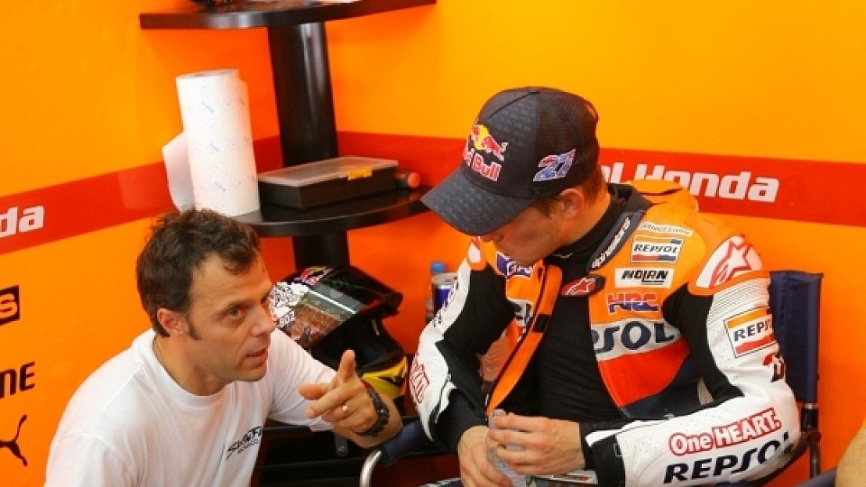 Loris Capirossi - hier mit Weltmeister Casey Stoner - sieht Valentino Rossi noch nicht auf dem Niveau des Honda-Piloten., Foto: Repsol Honda